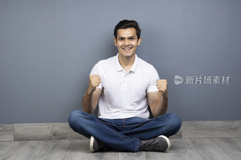 男人盘腿坐在地板上的stock photo